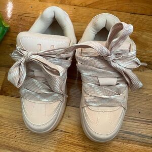 Ladies Low-Top Casual Sneakers in Light Pink